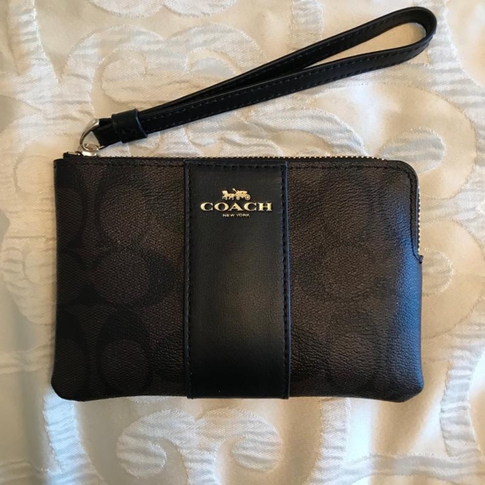 ✨ Closet Clearout ✨Coach Wristlet